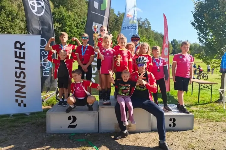 Drużyna Akademii na podium po zawodach MTB