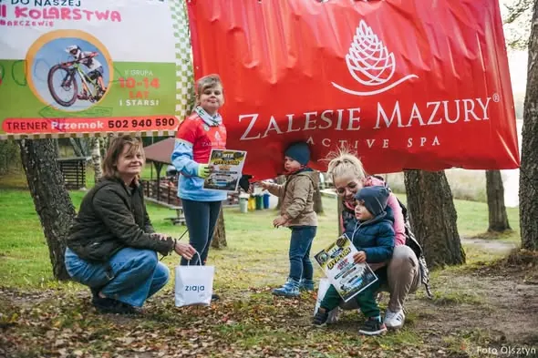 Dzieci z dyplomami na zawodach MTB Zalesie